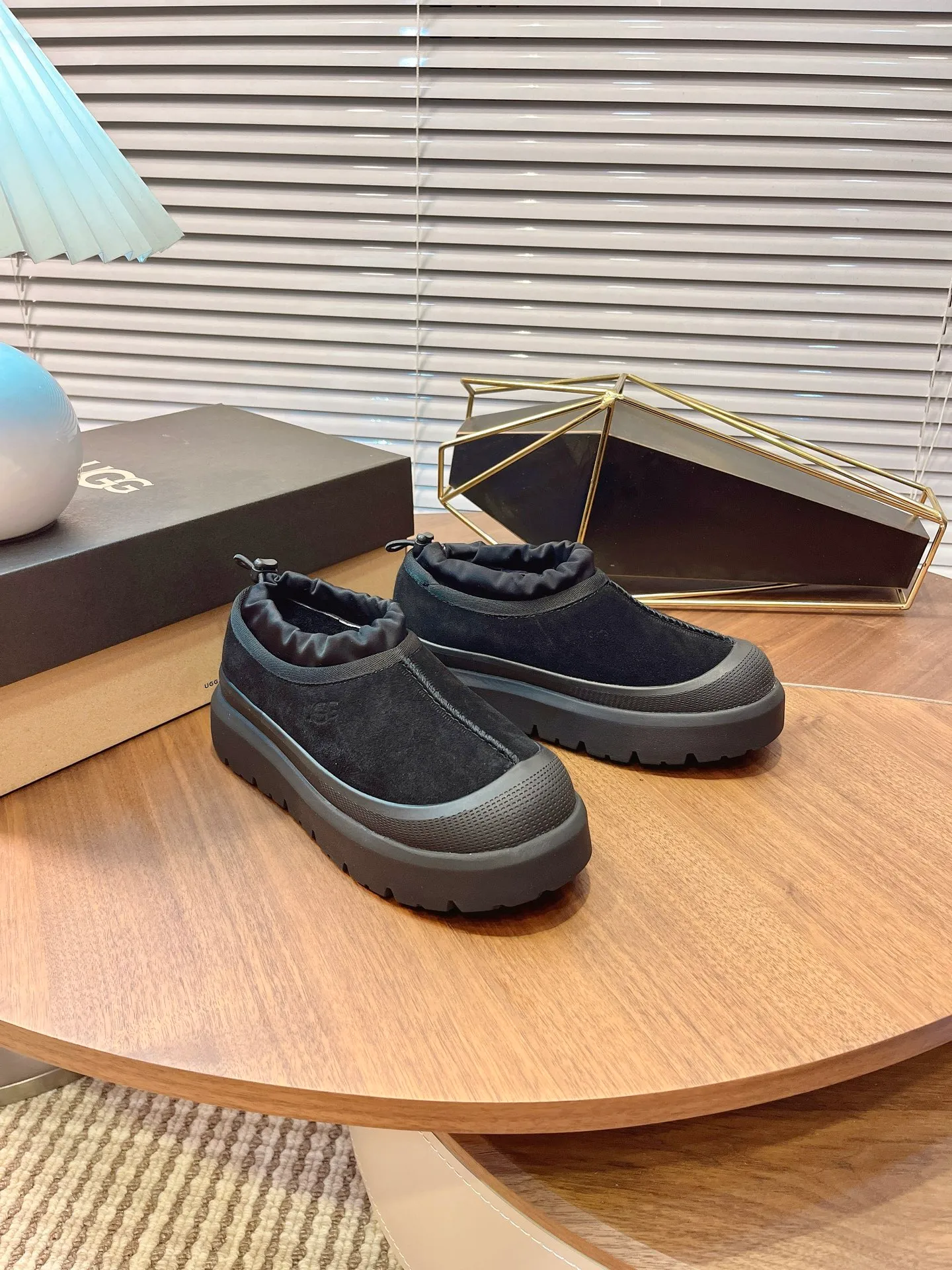 [UGG] P:500💰 Couple shoes Size: 35-44 [Wang Yibo's same style] UGG2025 new winter style Tasman fashion shoes for men and women 1144096 Ugg new fur shoes for autumn and winter, snow boots, same style for men and women ~ Handsome slip-on, lazy shoes, super easy to put on and take off ~ Suede cowhide fabric ~The soles are molded from original soles, not cheap rubber foam, but made of modern material. The characteristics of this material are that it is light, wear-resistant and non-slip. The outsole has a clear logo imprint, which is comparable to that of a store~